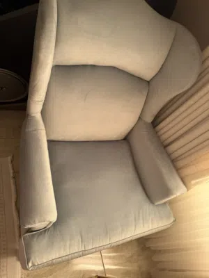 للبيع كرسي مفرد بحالة شبه جديدة