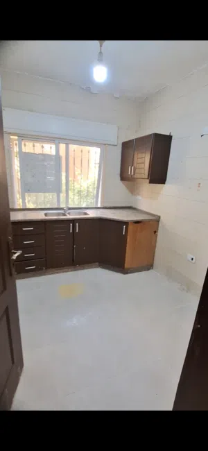 شقة صغيره للايجار لعرسان زوج وزوجه طابق ثاني