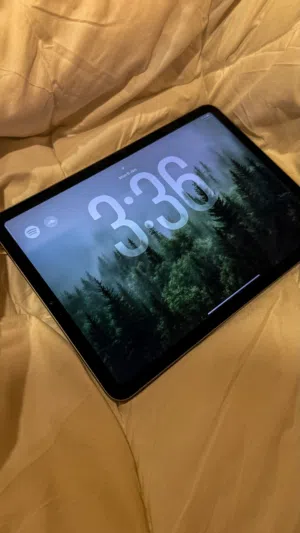 iPad Air 5-256GB بحالة ممتازة مع ملحقاته