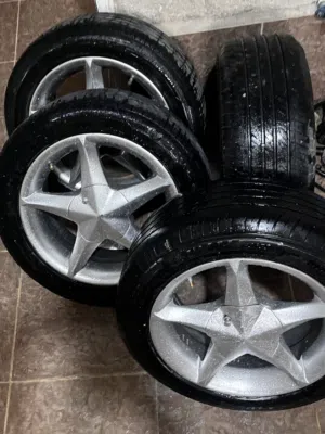 رخصات كومهو مستعملة بحالة جيدة لعجلات مقاس 15 إنش