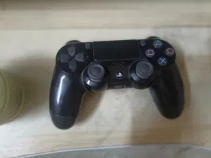 جوستك للبيع ps4 اصليه باله تجي وتفحص دكم كلها شغالاتت