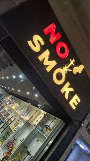 الرقم داخل الإعلان تصميم وتنفيذ الارمات بكل انواعها وطباعه وتلزيق الستكر والسي ثرو الرقم