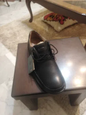 كندرة جلد اصلية لون أسود نمرة 46 جديد لم تلبس. جزمة فاخرة نوع Clarks جديد لون اسود نمرة 46 للبيع.