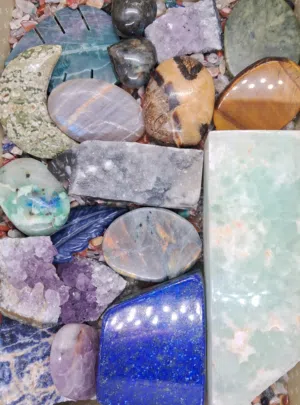صندوق احجار كريمة نادرة Gemstones box