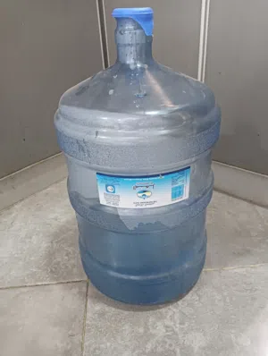 4 قارورة المنهل و 2 قارورة شركة بيور لايف