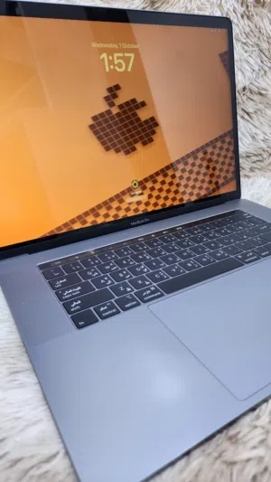 MacBook Pro A1990 touch bar i7 16gb 256gb ssd 4gb Redeon graphics 15.4 ratina Touch I'D Orignal