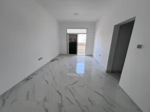 اول ساكن_غرف ماستر_غرفه خادمة_اطلاله مفتوحه_تكيف مركزي_صيانه فري_باركن فري