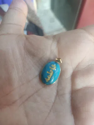 حجر فيروزي مطعم بذهب