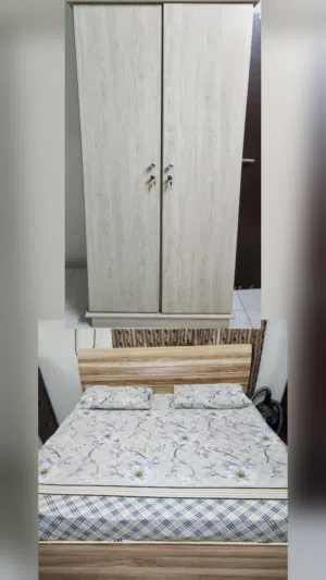King size bed with mattress and a 2-door wardrobe - سرير بحجم كينج مع مرتبة وخزانة ملابس ببابين
