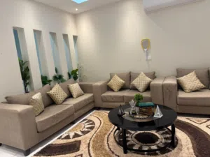 للبيع كنب مستعمل سنة فقط