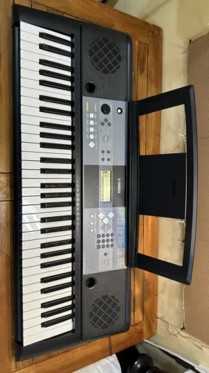 Yamaha PSR-E233 61-Key Digital Keyboard with Original Box & Adapter
