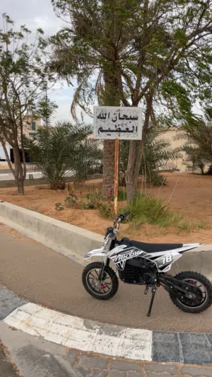 سكوتر كهربائي يمشي40 اذا شاحنه فل و اذا ناقص 34-38 و الماركه والله ما اعرفها