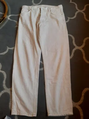 بنطلون باللون البيج جينز