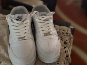 شوز Nike Air Force 1 مقاس 40، مستعمل استعمال خفيف وبحالة ممتازة. نظيف ومريح للاستخدام اليومي، ولا يو