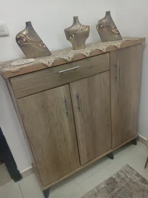 خزانة أحذية للبيع  خزانة أحذية بحالة ممتازة ونظيفة، استخدام خفيف لون خشبي أنيق بيلائم كل الديكورات