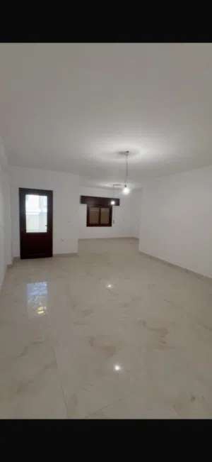 شقة في عمارة حديثة الدور الثالت موقع ممتاز تقع في طرابلس - النوفليين للبيع