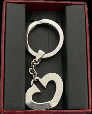 ميداليه كارتيه كالجديدة مخزنه Cartier
