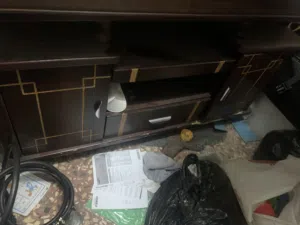 طاولة شاشة وطاولة زجاج بحاله ممتازة