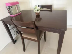 طاولة طعام من كرسيين