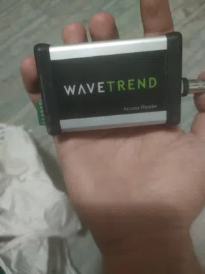 هذا الجهاز هو قارئ Wavetrend RX211 للتحكم في الوصول، وهو مصمم لاستقبال إشارات RFID النشطة. [1]