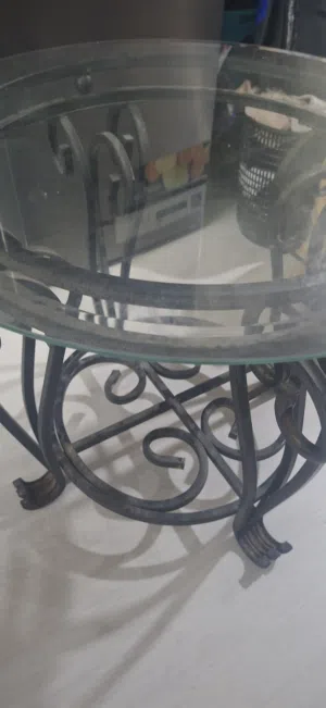 طاولة مستديرة زجاجية رائعة