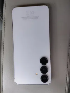 للبيع الفوري جهاز SAMSUNG S25 256 GB معه كرتونه وارد شرق أوسط الجهاز نضيف جدا مش مفتوح ولا مصلح