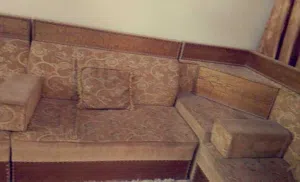 كنب مجلس خليجي تفصيل لديوان واسع 24 مقعد مع طاولات للبيع الفوري في الزرقاء، خشب متين جداً