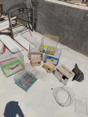 اقفاص حمام عدة احجام مع معالفهم ومشاربهم ووقفات