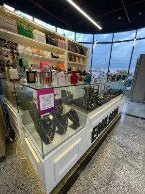 بوث اكسسوار وعطور