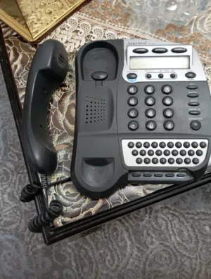 تلفون ارضي اله ازرار كبس وشاشه تكشف الارقام وتحفظها يستعمل بالبيت والمكاتب