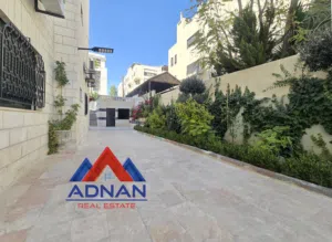 الرابيه شقة مفروشة مع حديقة كبيرة و مدخل و كراج خاص