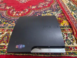 للبيع PlayStation 3 سعة 160GB مهكر مع يد  جديدة و4 أقراص ألعاب بحالة ممتاز