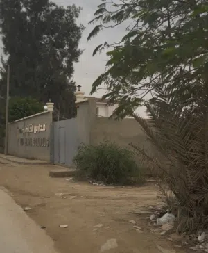 ارض للبيع شارع المدرسة الدوليه والنخبه