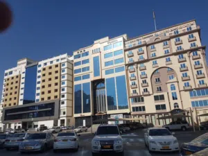 مكتب للإيجار في غلا موقع مميز قريب فندق سينتارا