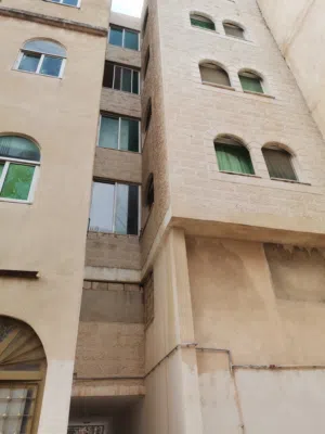 عمارة ثلاث طوابق مع مخزن وسدة مخزن وروف