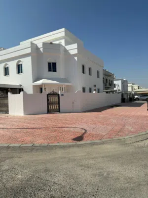 للإيجار فيلا في العذيبه الشماليه في موقع جدا ممتاز وقريب من محطة شل شارع 18 نوفمبر وقريب الفير
