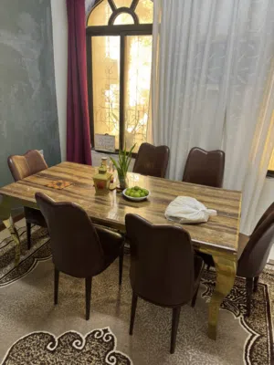 Marble table with six chairsطاولة طعام  من الرخام وست كراسي جلد