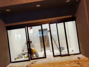 فني تركيب زجاج سكريت والاالمنيوم