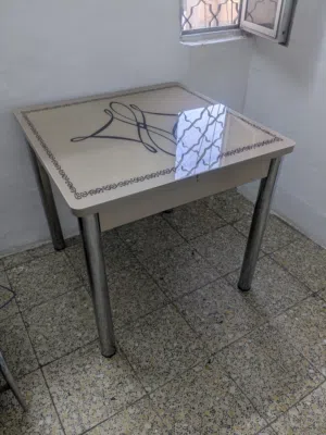 ميز مربع زجاجي ارجل المنيوم