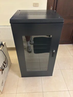 حاضنة سيرفرات / Network Rack Cabinet بحالة ممتازة