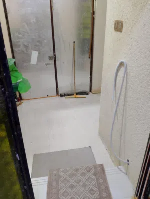 بيت بناء حديث بل جزيره حي الرايه يطل عله شارعين تبليط  يمه جميع الخدمات البيت مكون من غرفتين وهول مف