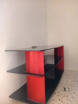 طاولة تلفاز جميلاً جداً