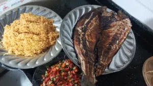 سمك مشوي على الفحم مع تمن احمر مع طرشي وخبز ولبن وبصل وليمون