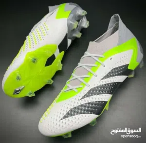 حذاء كرة قدم احترافي جوتي شبه جديد تصميم مميز باللون الأبيض مع الأخضر الفسفوري خفيف ومريح باللعب