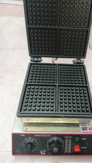 جهاز صانع الوافل يعمل 4 قطع مع بعض من الوافل