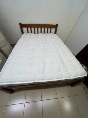 سرير خشب مزدوج بحالة ممتازة مع مرتبة فخمة للبيعWooden Double Bed Frame with Premium Mattress - Excel