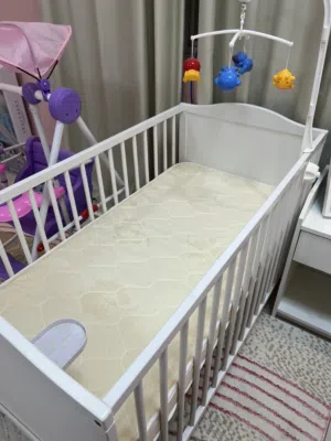 سرير طفل جديد غير مستخدم مع مرتبه جديد