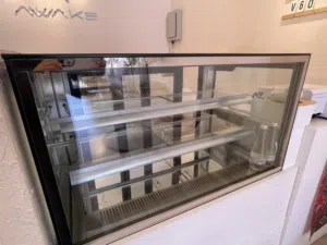 ثلاجه عرض و صانعه ثلج للبيع  Ice maker and display cake fridge for sell