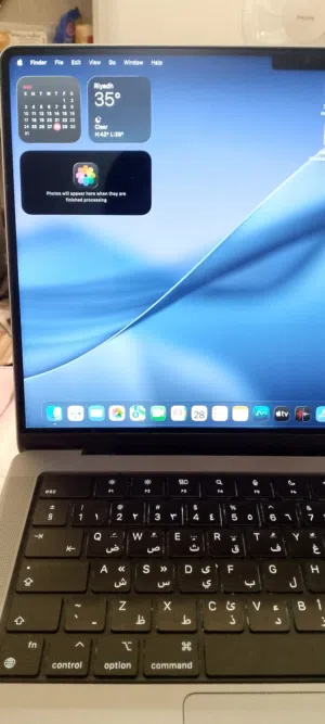 ماك بوك برو نظيف جدا جدا جدا ، MacBook very very clean