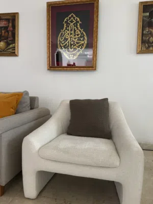 كرسين لون ابيض للبيع الاثنين على20 قابل للتفاوض Two white chairs for sale both for 20 negotiable